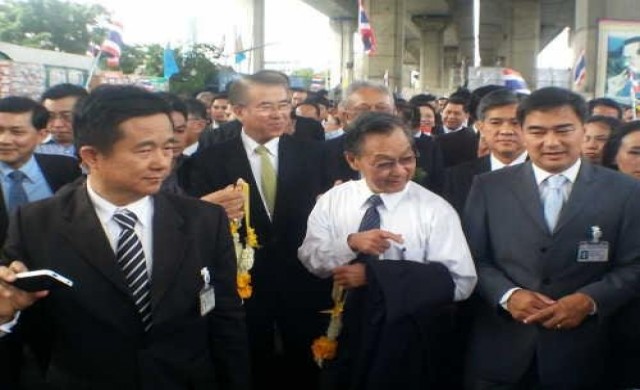 ตำรวจห้ามมวลชน ปชป. เข้าพื้นที่หวงห้าม ตำรวจห้ามมวลชน ปชป. เข้าพื้นที่หวงห้าม