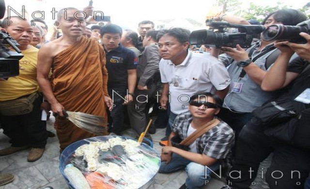 'พุทธะอิสระ'บุกวัดปากน้ำถาม'ธัมมชโย'ไม่ปาราชิก 'พุทธะอิสระ'บุกวัดปากน้ำถาม'ธัมมชโย'ไม่ปาราชิก