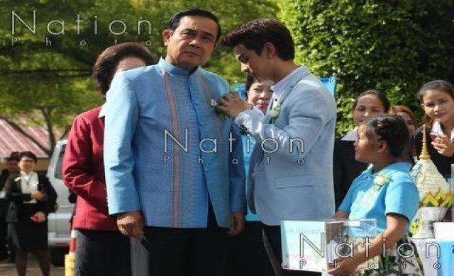 นายกฯชวนคนไทยสวมเสื้อไทยเทิดพระเกียรติ นายกฯชวนคนไทยสวมเสื้อไทยเทิดพระเกียรติ