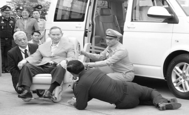 ภาพประวัติศาสตร์ 'ในหลวง' ตรัส 'เขารู้ว่าใครรักเราจริง' ภาพประวัติศาสตร์ 'ในหลวง' ตรัส 'เขารู้ว่าใครรักเราจริง'