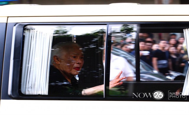 สมเด็จพระราชินีเสด็จฯ ตามพระบรมศพสู่พระบรมมหาราชวัง สมเด็จพระราชินีเสด็จฯ ตามพระบรมศพสู่พระบรมมหาราชวัง