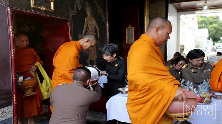 ตักบาตรเนื่องในพระราชพิธีสงกรานต์ 2560 ตักบาตรเนื่องในพระราชพิธีสงกรานต์ 2560