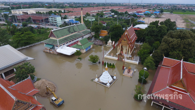 ผู้ว่าฯปทุมธานี ลงเรือมอบถุงยังชีพ ให้ผู้ประสบภัยน้ำท่วม
