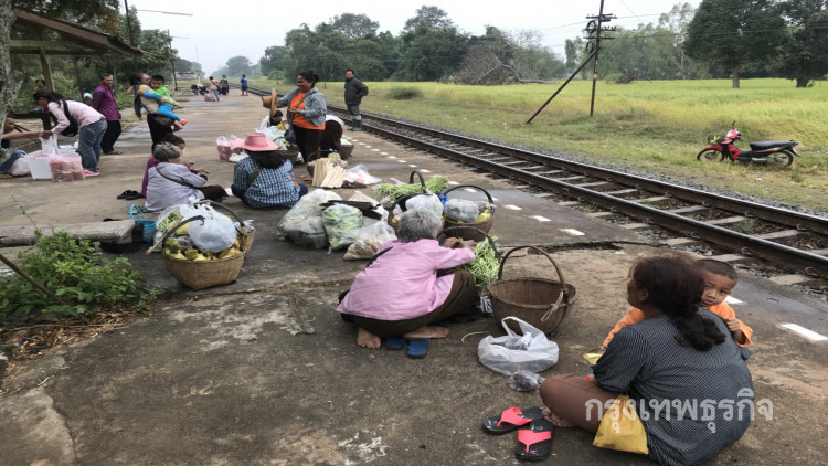 'บัตรคนจน' พ่นพิษ! ใช้ขึ้นรถไฟไม่ได้ 'บัตรคนจน' พ่นพิษ! ใช้ขึ้นรถไฟไม่ได้