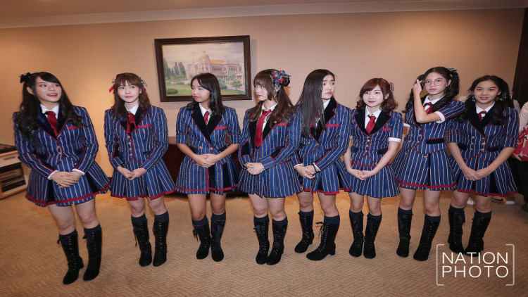 8สาวBNK48ถึงทำเนียบแล้ว รอพบนายกฯ เพื่อวิทยุเพื่อครอบครัว 8สาวBNK48ถึงทำเนียบแล้ว รอพบนายกฯ เพื่อวิทยุเพื่อครอบครัว