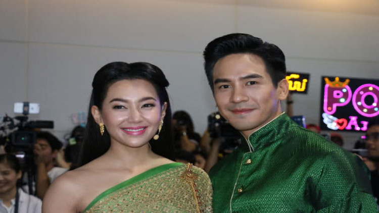 'โป๊ป-เบลล่า' ควงคู่รับทรัพย์ต่อเนื่อง 'โป๊ป-เบลล่า' ควงคู่รับทรัพย์ต่อเนื่อง