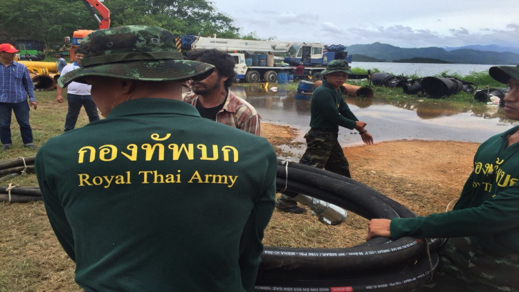 ผบ.ทบ.มั่นใจรับมือสถานการณ์น้ำท่วมได้ เร่งระบายน้ำแก่งกระจานลงทะเล ผบ.ทบ.มั่นใจรับมือสถานการณ์น้ำท่วมได้ เร่งระบายน้ำแก่งกระจานลงทะเล