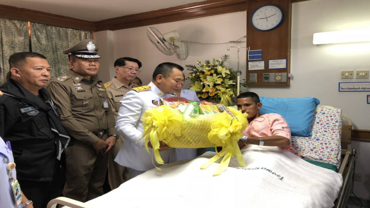 ร.10 พระราชทานตะกร้าสิ่งของมอบแก่ อส.ทพ.บาดเจ็บ จ.ปัตตานี ร.10 พระราชทานตะกร้าสิ่งของมอบแก่ อส.ทพ.บาดเจ็บ จ.ปัตตานี