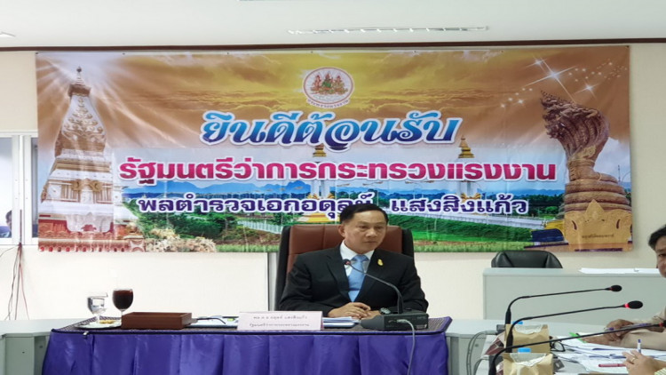 รมว.แรงงาน เล็งเปิดอบรมหลักสูตรช่างตัดผมแก่กำลังพลทหาร-ตำรวจ รมว.แรงงาน เล็งเปิดอบรมหลักสูตรช่างตัดผมแก่กำลังพลทหาร-ตำรวจ