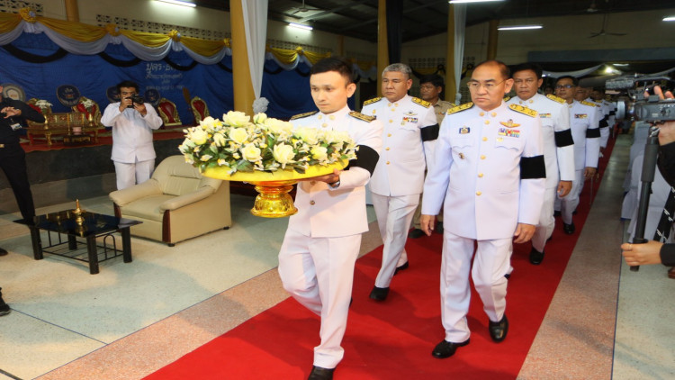 ร.10 พระราชทานพวงมาลาหลวง วางหน้าหีบศพ 'จ่าสิบเอก ทัศนะ ไล้รักษา' ร.10 พระราชทานพวงมาลาหลวง วางหน้าหีบศพ 'จ่าสิบเอก ทัศนะ ไล้รักษา'