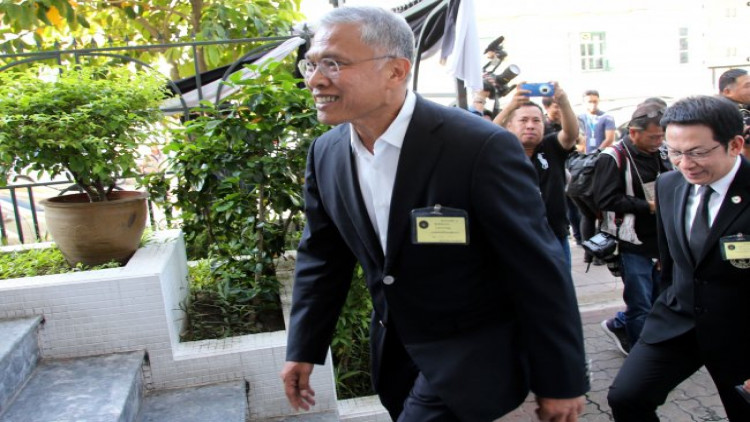 ยกฟ้อง 'วัฒนา' พ้นผิด โพสต์วิจารณ์หมุดคณะราษฎร์หาย ยกฟ้อง 'วัฒนา' พ้นผิด โพสต์วิจารณ์หมุดคณะราษฎร์หาย